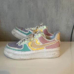 Nike Air Force - Säljer nu mina unika Nike air forces i olika färger. Dessa skor är perfekta för att göra en helt vanlig outfit mycket roligare. Det finns tecken på användning som man kan se på bilden men är utöver det i fint skick. Säljer dessa för endast 300kr + frakt.
