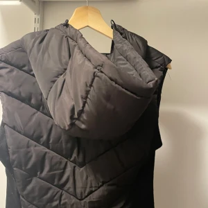 Svart väsk med luva  - Hej! Jag säljer en svart Zara body fit väst. Jag köpte den för 600kr och vill sälja den för 350kr, Västen användes bara för tre månader så den är i bra skick, säg till om just Du vill ha fler bilder! 💕💕