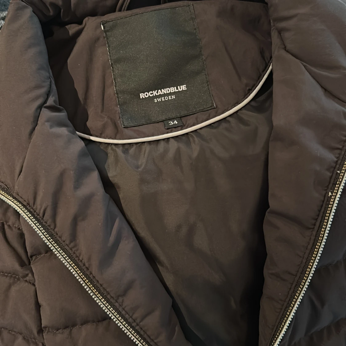 Svart dunväst från Rockandblue - 91