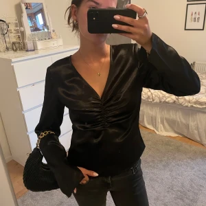 Blus - Superfin blus i satinliknande material som endast är använd en gång❣️ Den har små axelvaddar men det syns nästan inte. Kolla bion innan du köper❣️