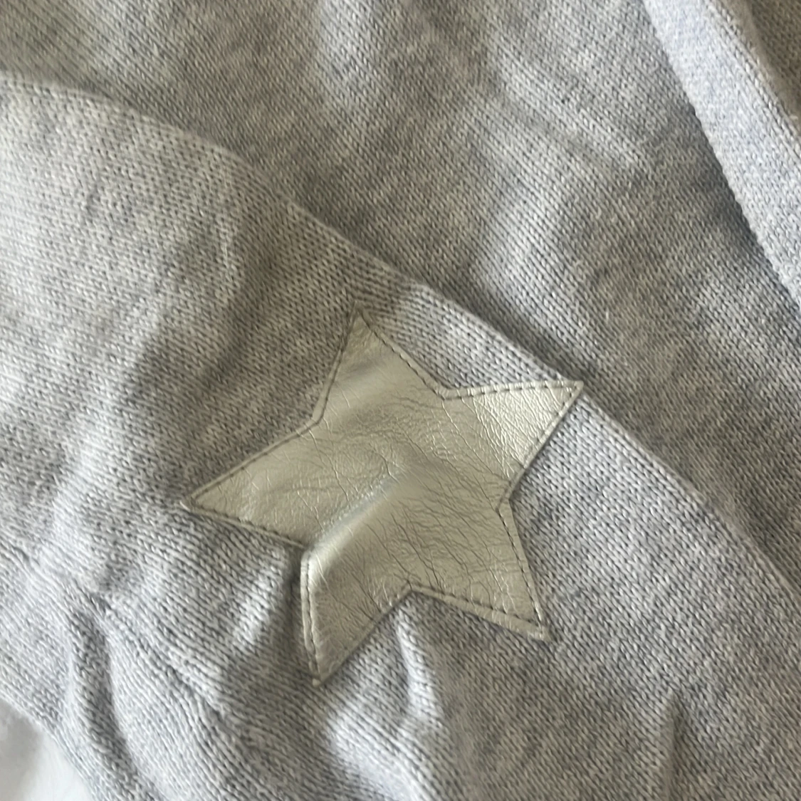 Grå stickad kofta från H&M - 90