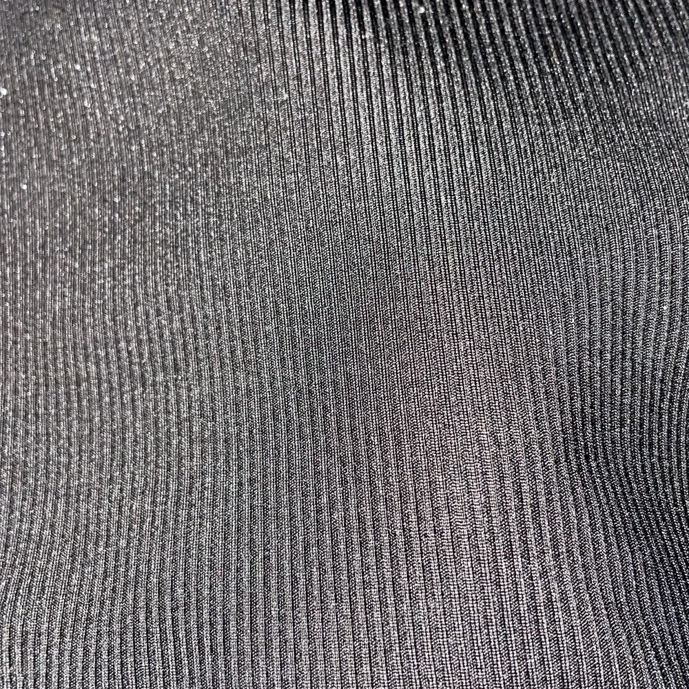Ett svart enkwlt linne kort med tjocka ärmar men det fastnat ludd på den men arnas jätte fin. Toppar.
