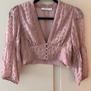 Kort topp NA-KD - Kort, lilarosa topp från NA-KD i strl 32. Superfint skick och är sååå fin på! Säljes pga att den blivit för liten för mig. Passar nog bäst för mindre byst då den inte är särskilt stretchig. 