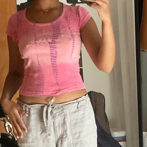 Rosa t-shit - Rosa t-shirt med insydda blommor och speglar 