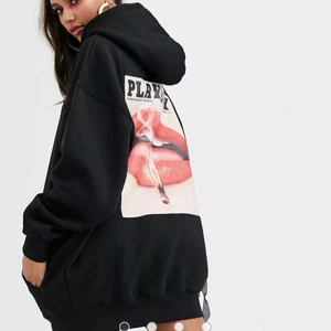 Playboy Hoodie - Sparsamt använd hoodie ”Playboy x Missguided”. Köpt för cirka 700kr för 1,5år sedan. Fläcken på sista bilden är på spegeln och inte på tröjan 💓💓