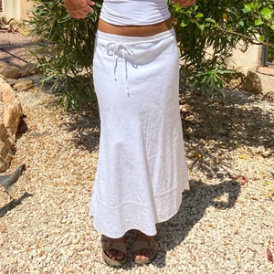 Vit långkjol - Lägger ut igen pga oseriös budare! Såå fin vit långkjol i linne! Lowwaist och med ett medföljande band/skärp som gör att man kan justera midja lite själv🤍uk 12/38-40/M. 84 cm lång🤍 köp direkt: 400kr (se bio för övrig info)