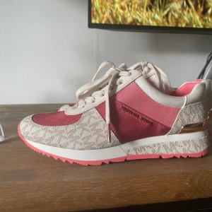 Michael Kors  - Helt oanvända sneakers från Michael Kors i storlek 36 