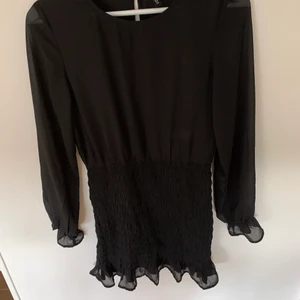 Klänning - En jättefin klänning som sitter yvigt ner till och lite lösare upptill❤️