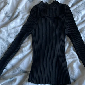 Svart stretchiga tröja  - Säljer denna svarta långärmade tröja från ginatricot som jag fått av en kompis. Den är använd men är som nyskick, materialet i tröjan är väldigt stretchigt och inte thigt alls. Tröjan har en liten öppning vid bröstkorgen. Kostar 100kr+frakt. Storlek xs i tröjan.
