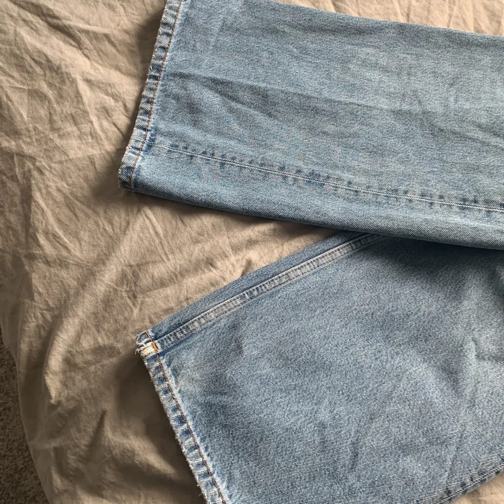 Ljusa jeans köpta på monki för cirka 1 1/2 år sedan. Matrialet är lite tunt på vissa ställen och jeansen är även ihop sydda där bak💞det är storleken 25 som är som en S/XS ungefär💗Eftersom att jeansen är lite halvt slitna så kan man få dem väldigt billigt👍. Jeans & Byxor.