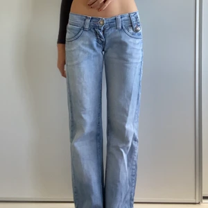 Lågmidjade jeans - Lågmidjade jeans från esprit i bra skick 👍 passformen är något lösare än raka, med lite flare🫶 Midjan är 80cm och innerbenslängden är 79cm🌼 vid många intressen kan bud läggas i kommentarerna, så var snabb om du vill köpa🤨💋