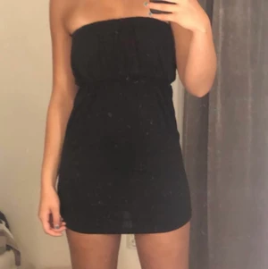 Svart minidress - En svart kort klänning ifrån Gina tricot💞