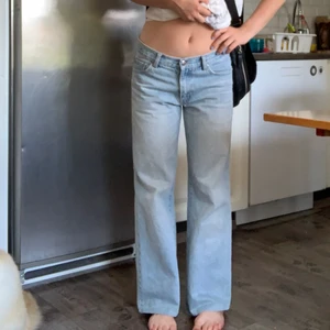 Ljusa lågmidjade jeans - Assnygga ljusblå lågmidjade jeans! Kontakta för mått elelr andra frågor!💗 jag är 168cm och de sig tre r bra men tror att de hade varit görsnygga på nån som är lite kortare!! 