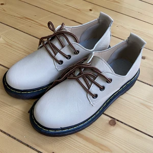 Ljusrosa/beiga skor - Ljusrosa/beiga skor i fejk-läder. Andra bilden visar färgen bäst. Gulliga hjärtan på hälarna! Aldrig använda då de är för små för mig. Vet tyvärr inte märket då de är köpta online av en släkting. Har ni frågor är det bara att kontakta mig :)