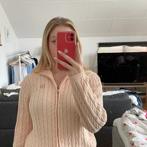 Ribbad kofta - En roa ribbad kofta i stl s