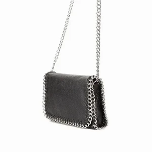 Super snygg tiamo väska  - Köpte här på Plick men använt fåtal gånger. Lite rostig på knapparna inuti väskan men syns inte alls utåt!! Köp direkt för 200kr, budgivningen startar på 150kr! Möts gärna upp i Stockholm.