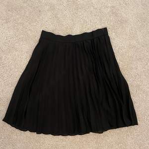 Säljer denna svarta kjolen 💕💕 skriv för fler bilder 