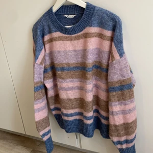 Stickad tröja  - Färgglad mysig  bomullströja i stl m, köpt från Cubus i bra skick. Säljer då den inte används ☺️