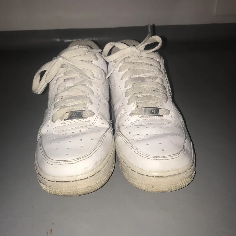 Säljer mina Nike air force 1 som är använda i drygt 1 år. Säljer för 250kr. Storlek 38,5.  (Tvättas innan!)🤍. Skor.