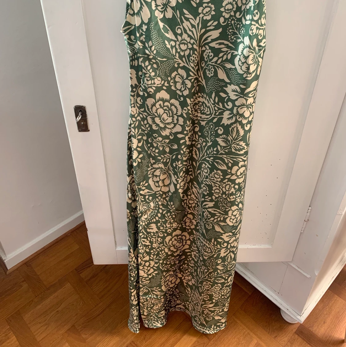 Mönstrad klänning i satin  - 90