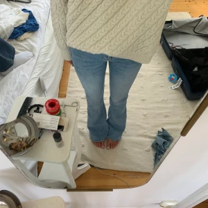 Lågmidjade jeans - Så fina jeans från zara!! Passar s/m skulle jag säga då de är lite stretchiga. Så fin färg o passar till allt💕💕 (Är 172 typ o de passar i längd på mig!)