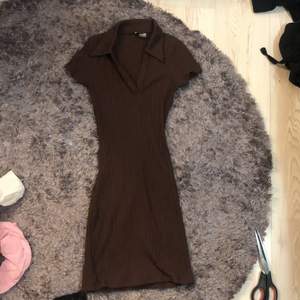 Säljer en brun klänning nästan aldrig andvänd är i mkt bra skick 