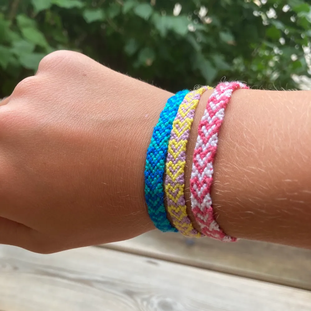 Tar beställningar på de här urgulliga armbanden med hjärtan❤️ kontakta privat för att se vilka färger jag har att välja mellan . Asusteet.