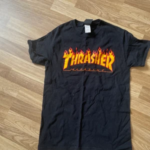 Svart trasher t-shirt, storlek small - En snygg Trasher t-shirt jag aldrig använt! Storlek small, inga slitage då den är oanvänd. Supersnygg men inte kommit till användning. Säljer för 300+ frakt då nypriset är 500.  🥰🥰🥰