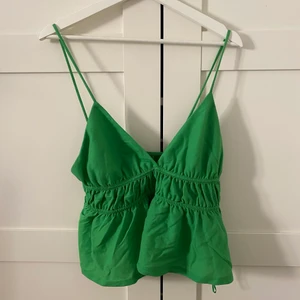 Linne från Zara - Gulligt grönt linne från Zara i storlek M. Tyvärr för stort för mig! Linnet har resår i midjan och en lägre rygg. Så somrigt! Aldrig använd. 🪐🪐