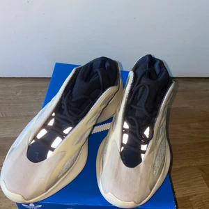 Adidas Yeezy 700 V3 Azael  - New shoes 