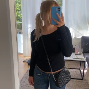 Small - En jätte fin svart handväska men 2 olika fack i💕