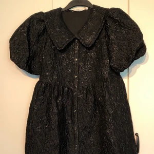 Svart klänning🖤&OtherStories - GRATIS FRAKT!!! Voluminös, puffärmad, svart klänning med lite skimmer. Knappar och vacker krage. Endast använd en gång! Köpt från & Other Stories🖤 sitter tyvärr lite stort på mig:( Bara att skriva om du är intresserad, kan skicka fler bilder!!