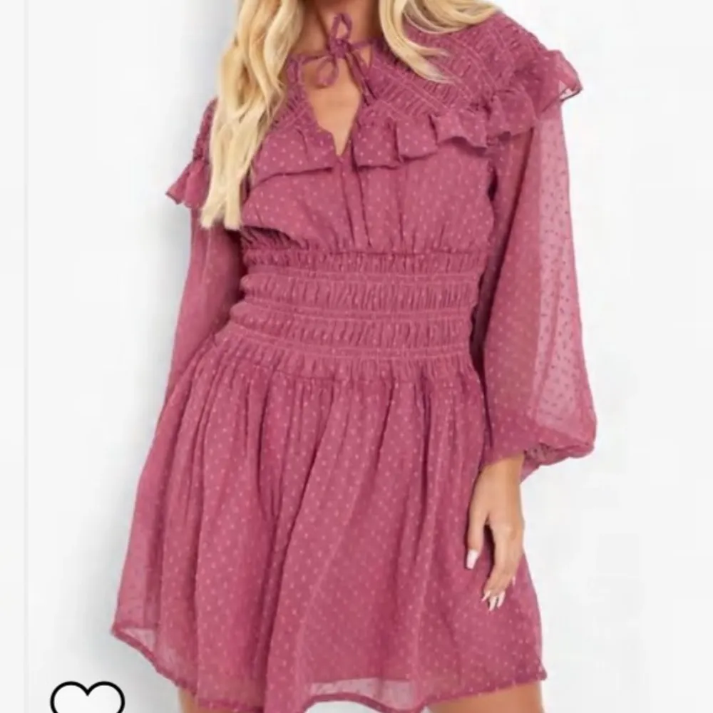 Säljer denna nya klänning från boohoo pga att den är för stor för mig. Aldrig använt💖 Köptes innan sommaren för 250kr💖 Köparen står för frakten. Klänningar.