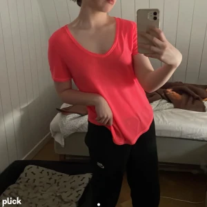 Neon rosa topp💗 - Neon rosa topp som är urringad och jätte mjuk i materialet. Kommer ifrån USA☺️💕