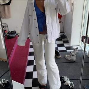 (OBS: Lånad bild) Superfin vit jeansjacka som passar perfekt till nästan alla outfits!  Går att klä ner och klä upp! Perfekt nu till skolstarten när du behöver en fräsch touch på din outfit🤍