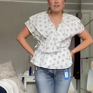 Zara top - Så fin blus från zara men som tyvärr inte kommer till användning, storlek S men har band som går att justera till större/mindre ❤️ (lånad bild)