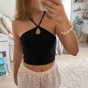 svart topp - svart topp från zara som man knyter i nacken, använd typ 1-2 gånger så typ som ny!😍säljer en likadan fast grön också