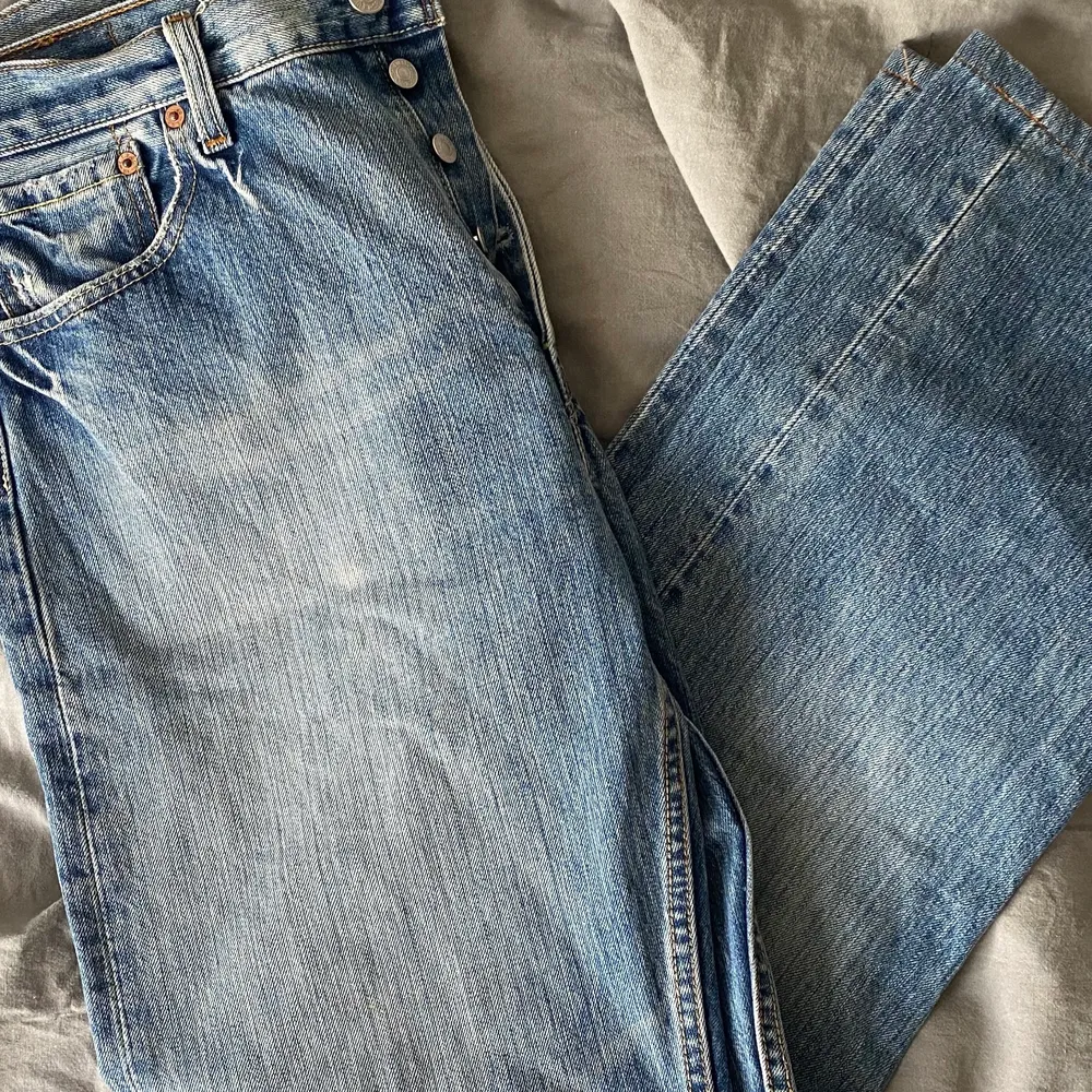 Dessa sjukt snygga Levis 501 jeans kommer tyvärr aldrig till användning så måste tyvärr sälja 😕 de är storlek W34 L36 men är mindre i storleken och passar mig som är 173 i längden om jag bär dem lågmidjat  🫶 TRYCK EJ PÅ KÖP DIREKT!. Jeans & Byxor.