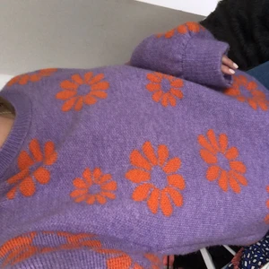 Blommig stickad tröja från stradivarius  - Supertrevlig tjock stickad tröja köpt i Spanien i butiken stradivarius. Fin lite ljusare lila färg och jätte mjukt material. 