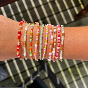 Pärlarmband - Pärlarmband med valfri storlek, färg & mönster 💐 2 armband för 32kr, 3 armband för 42kr, 4 armband för 52kr, 5 armband för 62kr. Blomarmband kostar 40kr Frakten kostar 13kr 🌸