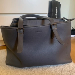 Väska  - En grå rymlig väska från Don Donna. Inte använd på länge. Ser helt ny ut och passar perfekt inför skolan. Köpt på acces för 500kr, säljer för 200 inkl frakt!!