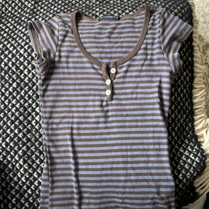 T-shirt från brandy☺️ - Köpte denna i Philadelphia innan sommaren men har tyvärr inte kommit till användning så säljer därför🥰 one size men jag skulle säga att den är xs-m