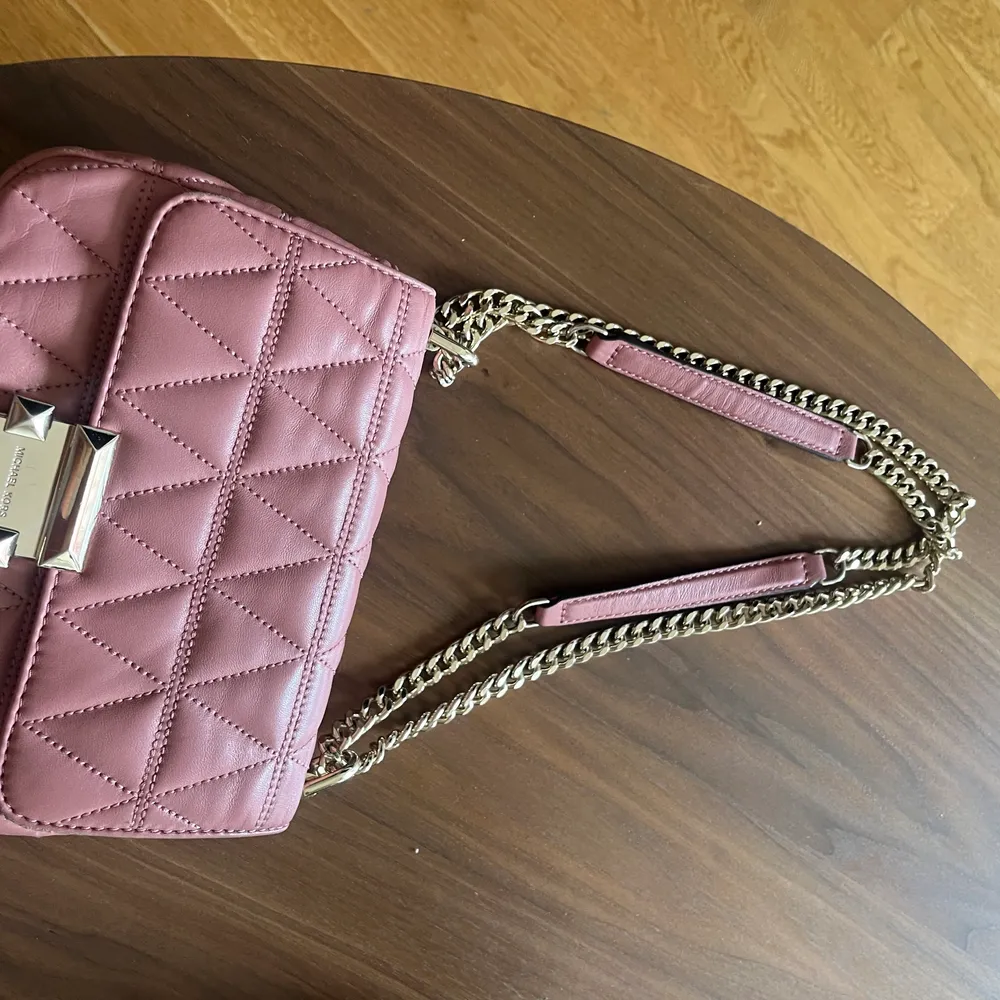 Säljer min fin-fina Michael Kors-väska. Inhandlad för ca 3 år sedan för ca 3000 kronor, mycket sparsamt använd. Jag säljer den för 1300 men är beredd att gå ner i pris vid snabb och smidig affär. . Asusteet.