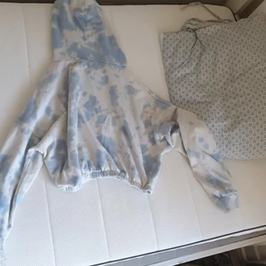 Mag hoddie  - En väldigt fin hoddie som vissar magen! Luvan är stor så det inte ser konstigt ut väldigt bra skick