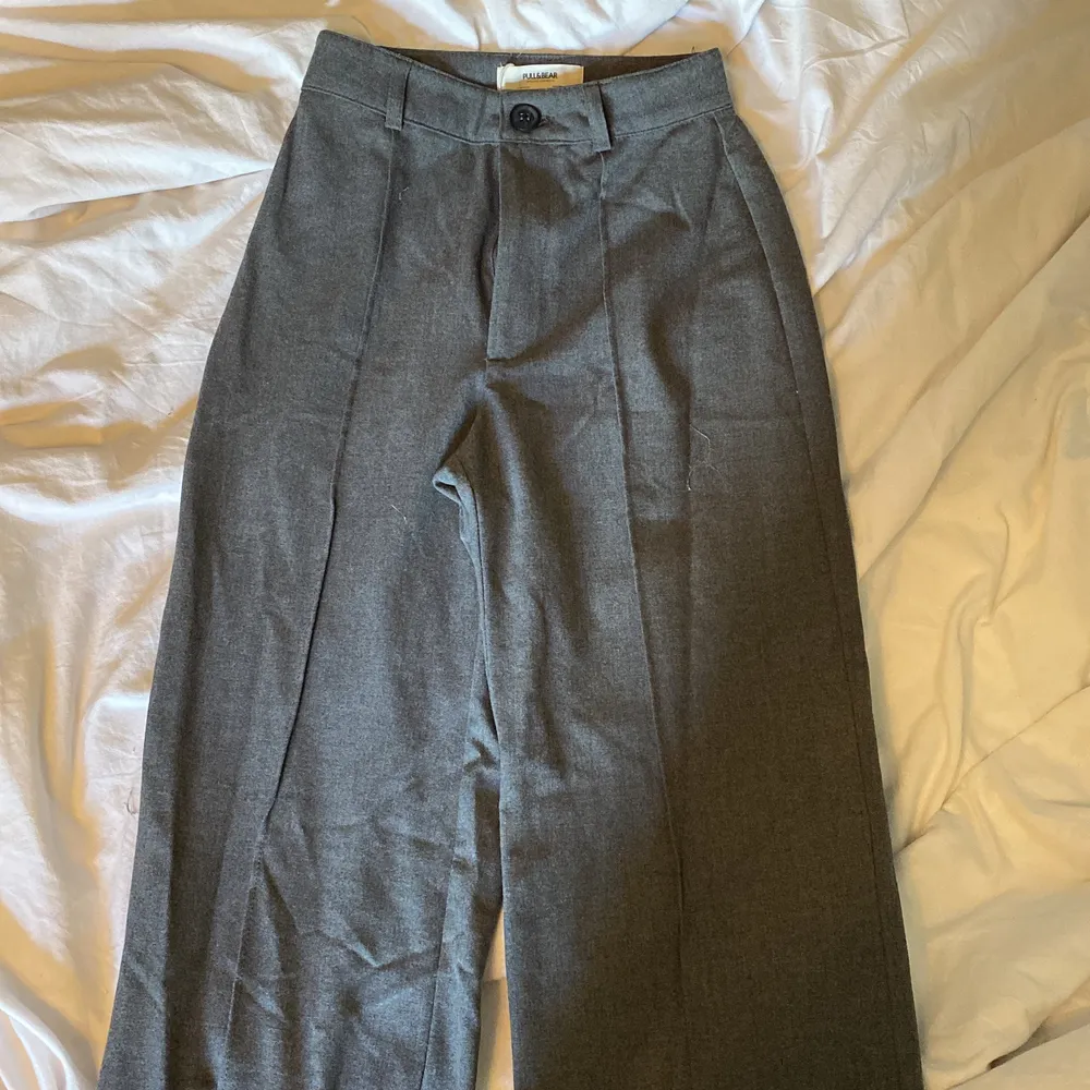 Pull&bear grå kostymbyxa i storlek xs. Använda fåtals gånger och är fullt hela. Ordinarie pris är 300kr men väljer att sälja för 150 plus frakt.. Farkut & Housut.