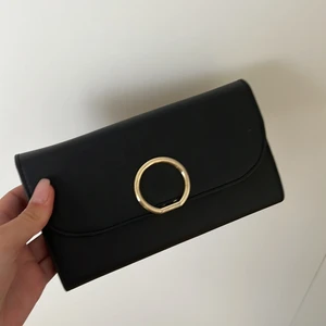 Stor plånbok - Svart stor plånbok med gulddetalj. 