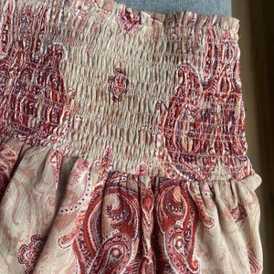 volangkjol - sjukt fin kjol från lindex, storlek M. liknar oddmolly, säljer pga att jag inte använder den, går att använda som topp också💕💖  Köparen står för frakten