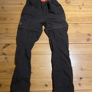 Reima byxor - Byxor från reima i storlek 140, avtagbara byxben då de blir till shorts. Nypris är 600kr