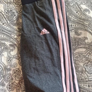 Grå adidas byxor  - Storlek S men passar XS 