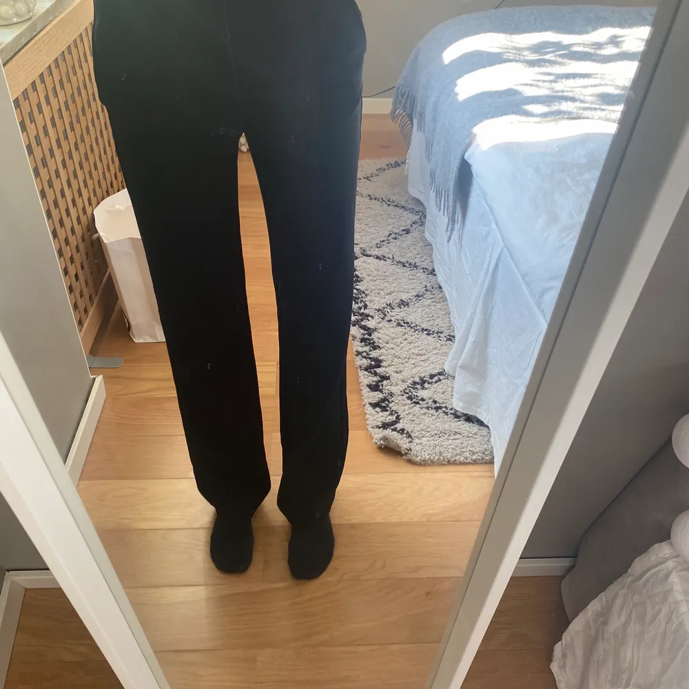 Ett par raka kostymbyxor från vero moda. Storlek Xs/34, Xs i midjan och 34 i benen. Innerbenslängden är 84cm. Bra skick jag säljer dem för att jag har dubbletter så de här byxorna är som nya. Nypris:400kr. Mitt pris:230+frakt.. Farkut & Housut.